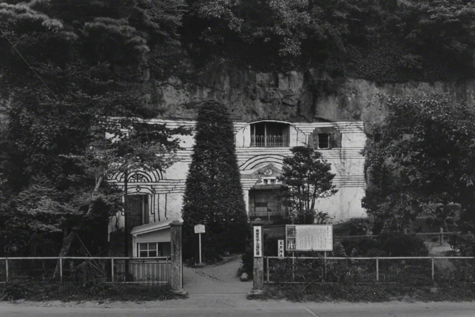 ОТЕЛЬ ГАНКУЦУ: ЗАПАДНЫЙ ОБРАЗ, ВЫСЕЧЕННЫЙ В КАМНЕ